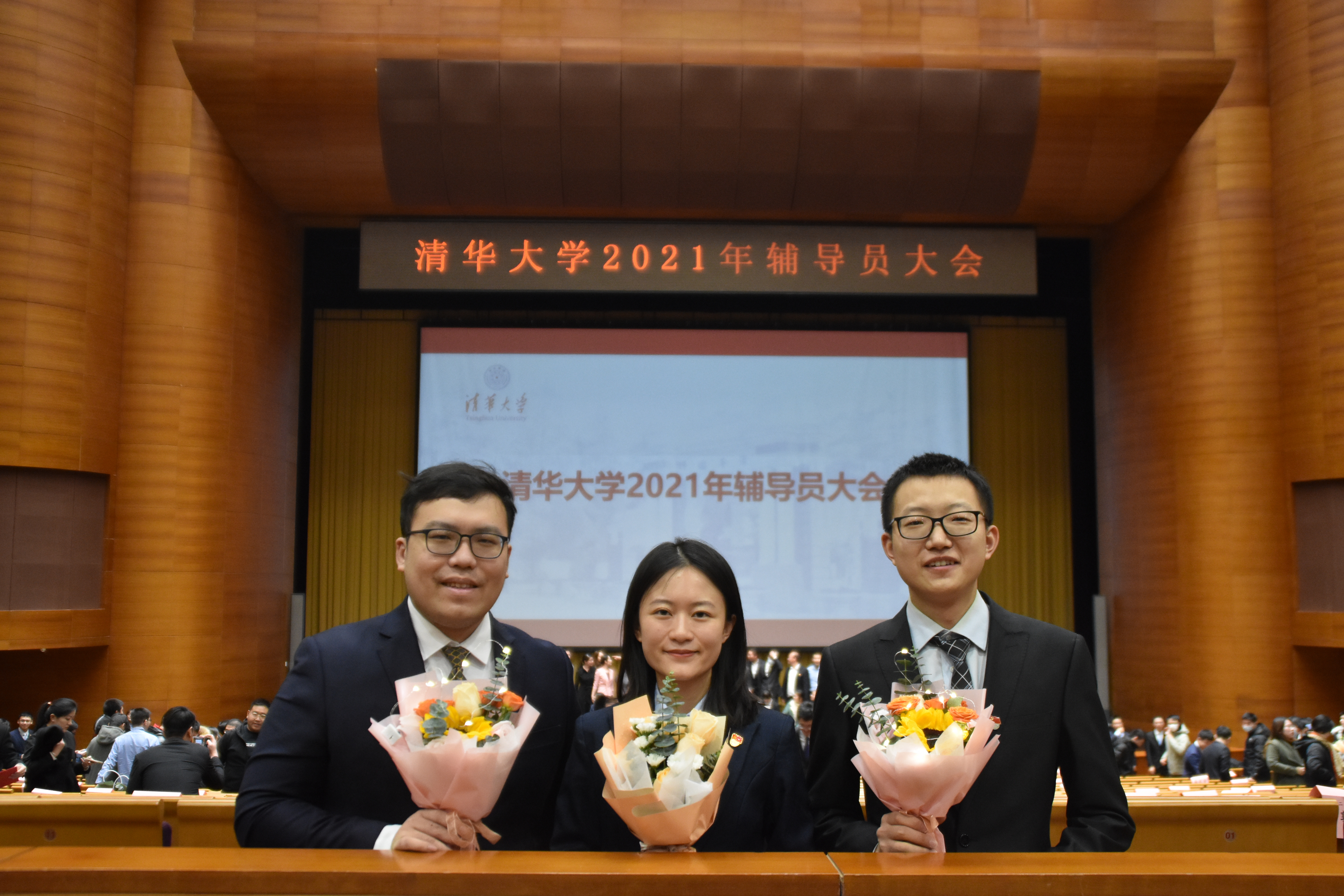 图为员工辅导员合影.jpg 图为员工辅导员合影.jpg
