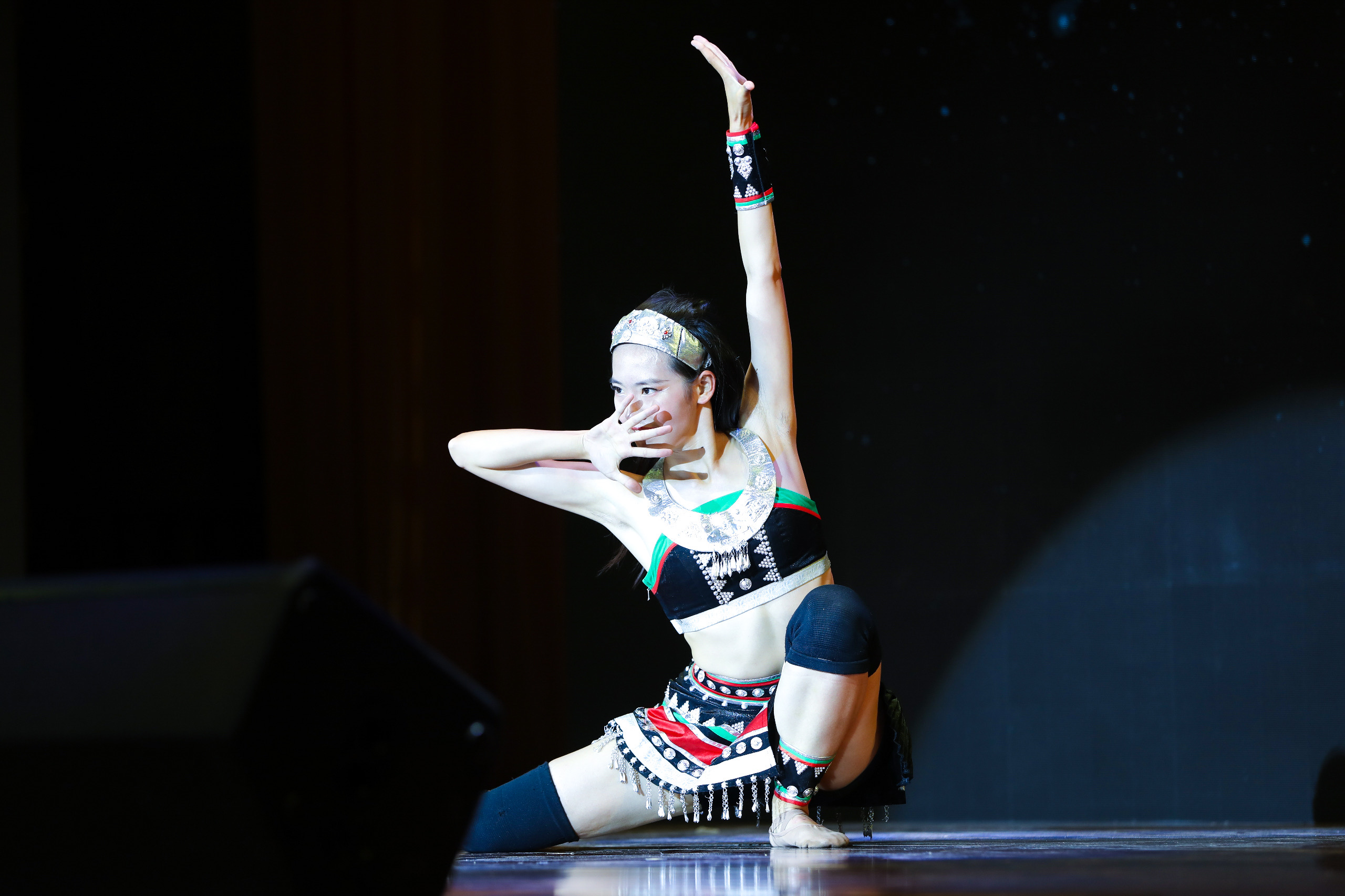 员工节表演独舞《司岗里的呼唤》.JPG